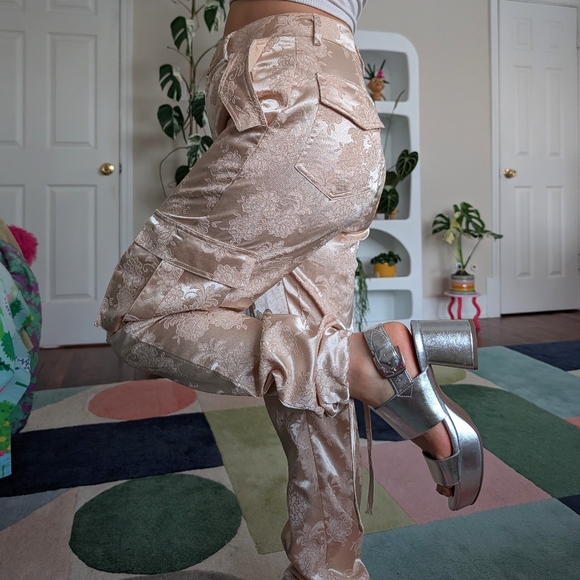 Superdown x Draya Michele pink satin cargo pants - Picture 5 of 10